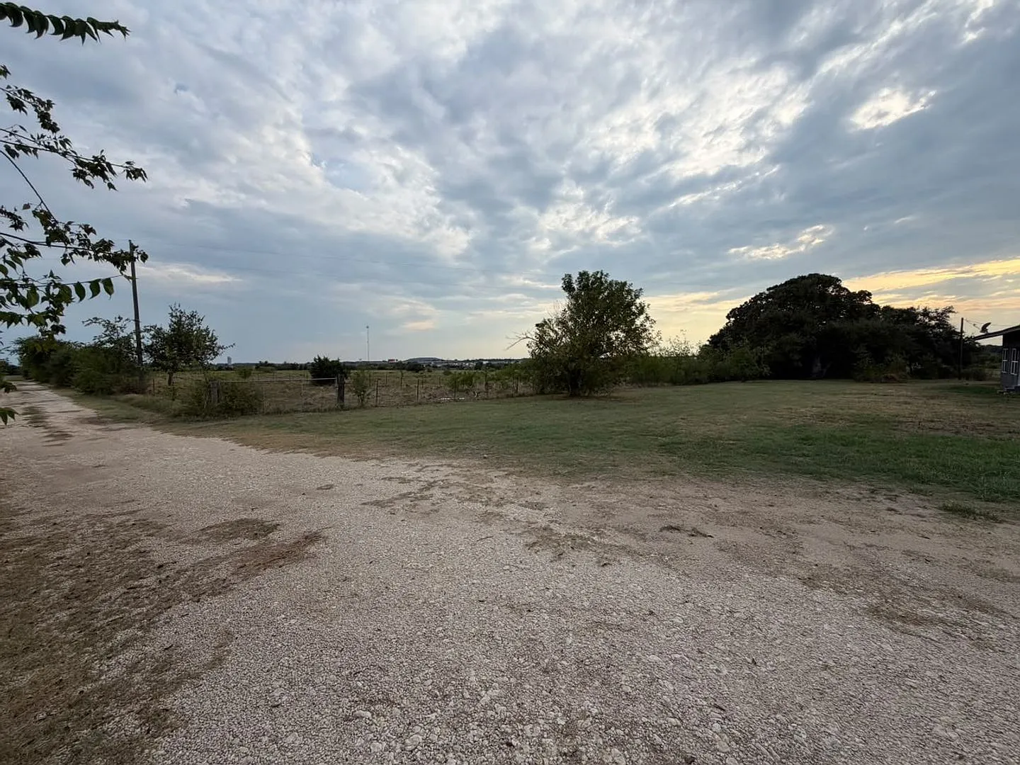 House + 2 acres, For Lease In Florence — Photo 4