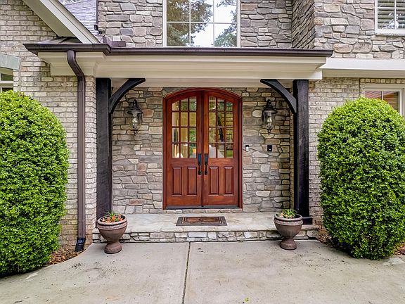 3rd image of 1300 Caistor Ln