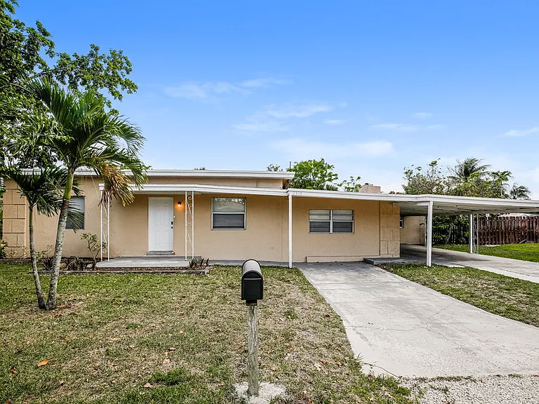 2418 SW 6th Ct — Photo 1