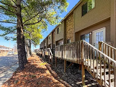 The Grove Townhomes - 1711 E Walnut Lawn St - M — Photo 3