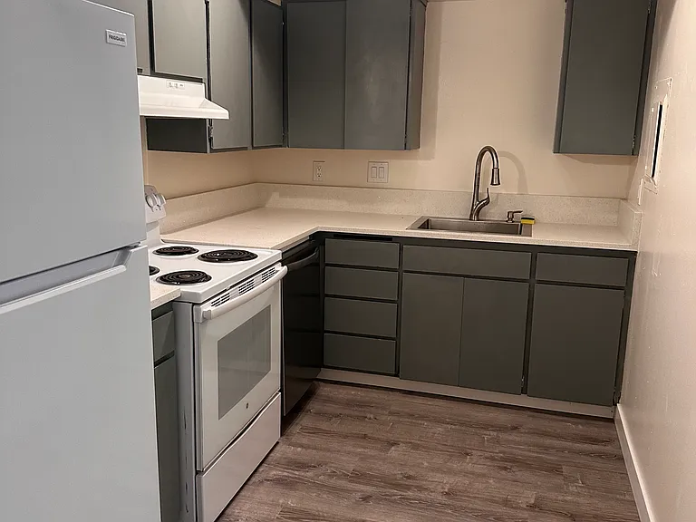 2425 SW Leonard St #7 — Photo 2