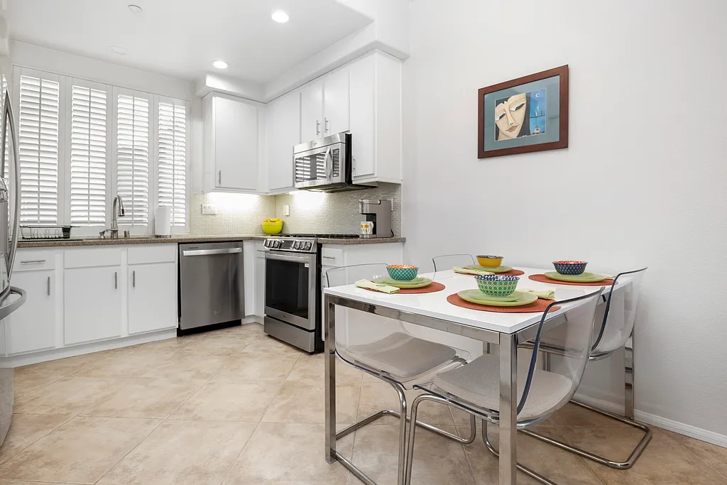3 bed, 3.0 bath, $6,025 — Photo 2