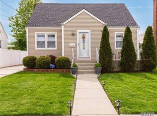1384 Coolidge St, Bellmore, NY 11710