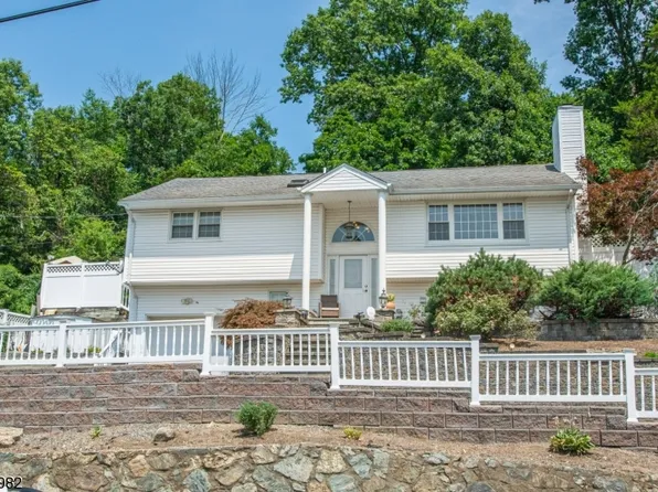 22 Matthews Ter, Bloomingdale Boro, NJ 07403