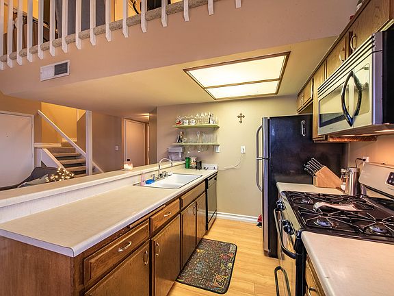 5th image of 15946 Vanowen St Unit 210