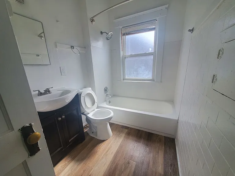 1446 E 115th St #4 — Photo 5