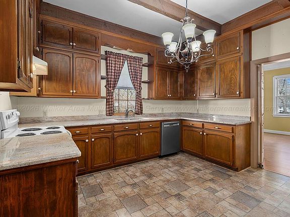 4th image of 910 14th Ave W