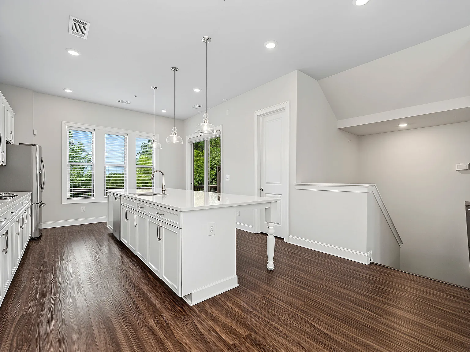 4 bed, 3.5 bath, 2718 sqft, $3,695 — Photo 3