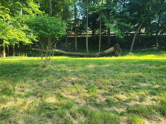 4th image of 2421 Crest Dr