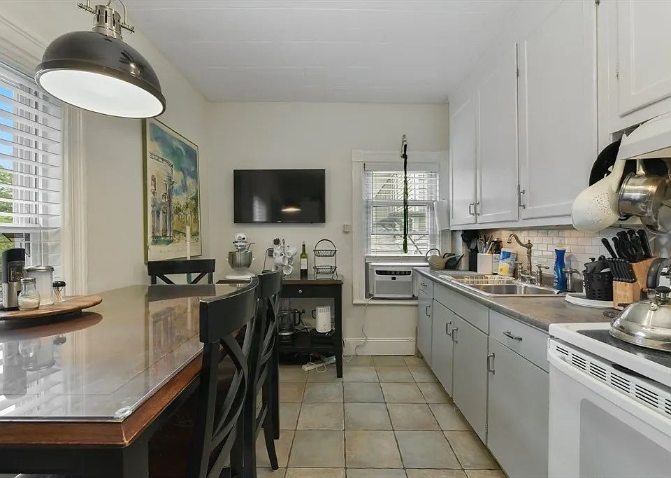 Eat-In-Kitchen