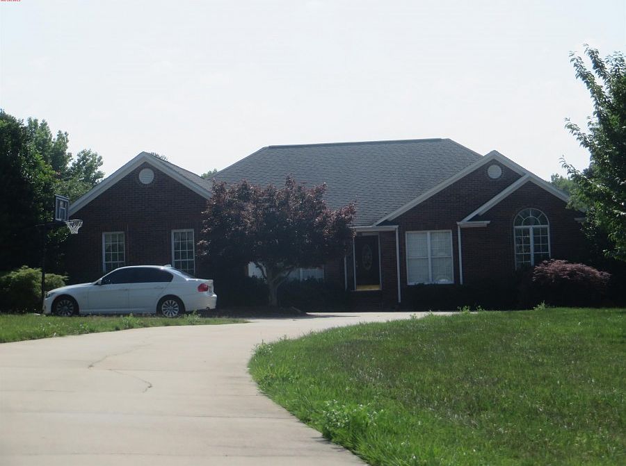 1st image of 212 Chestnut Oaks Dr