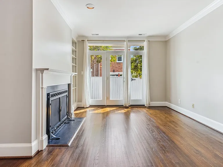 1158 N Pitt St — Photo 15