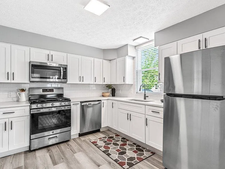 1474 Glenn Ave — Photo 7