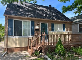 20867 Ridgemont Rd, Harper Woods, MI 48225