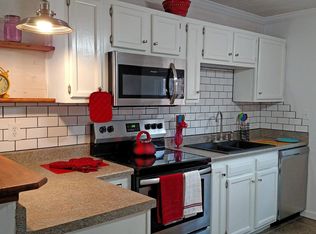820 Canterbury Ln, Lawrence, KS 66044