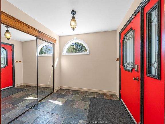 3rd image of 923 Lauzon Rd