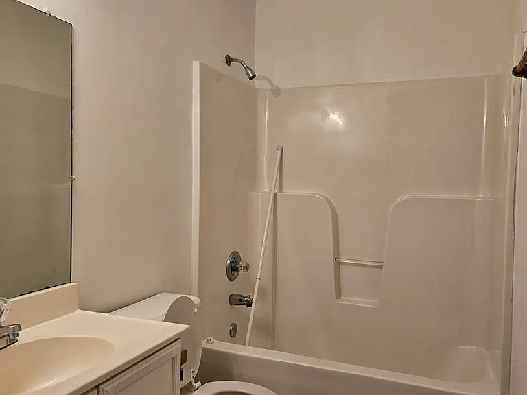Spacious 4 Bedroom 2 Bath Upstairs unit! — Photo 23