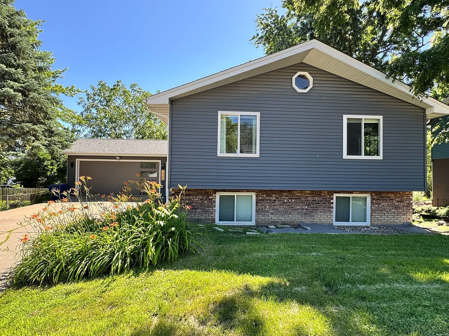 Coming Soon Beautiful 4 bedroom 3 bath home in Bettendorf — Photo 1