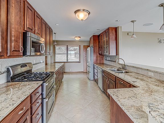 3rd image of 10 Sherwood Cir