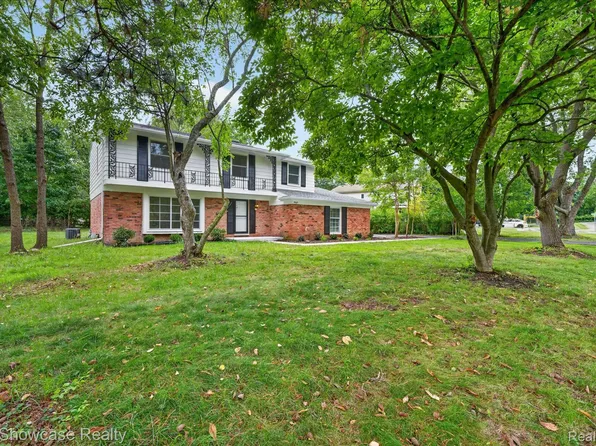 4069 Barnaby Ct, West Bloomfield, MI 48323