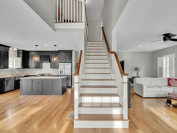 5th image of 553 Foundry St