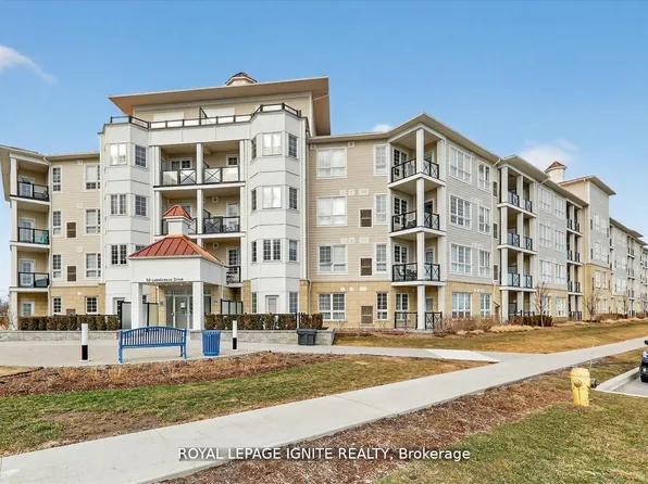 50 Lakebreeze Dr #323, Clarington, ON L1B 0V9