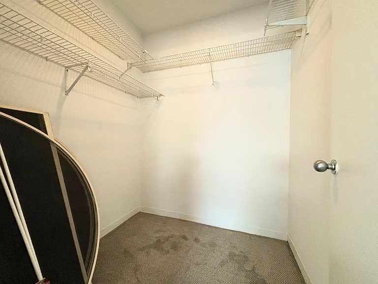 Walk-in-Closet