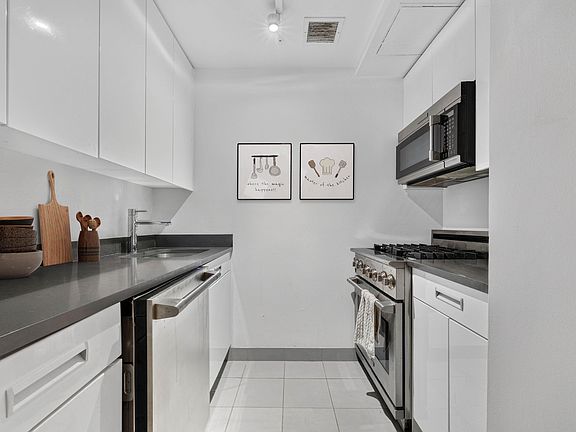 3rd image of 99 John St APT 801