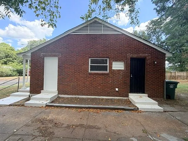 3 bed, 1.0 bath, 918 sqft, $1,300 — Photo 1