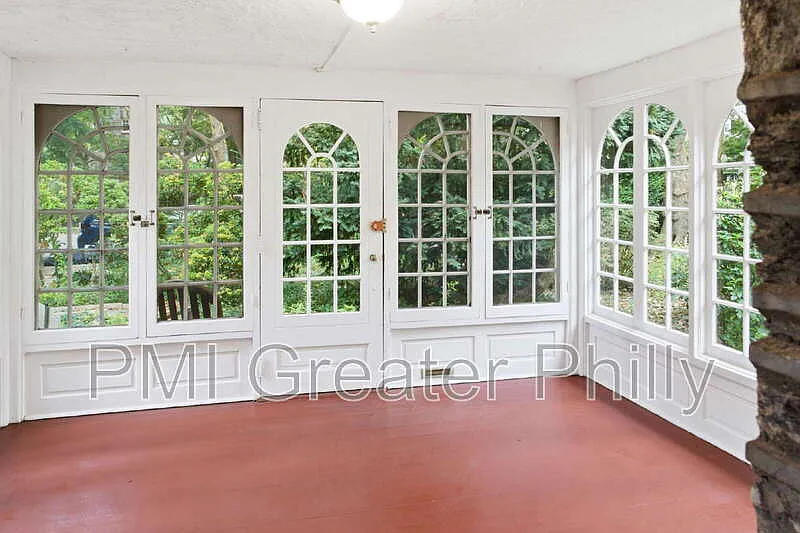 5 bed, 3.5 bath, 1900 sqft, $3,200 — Photo 2