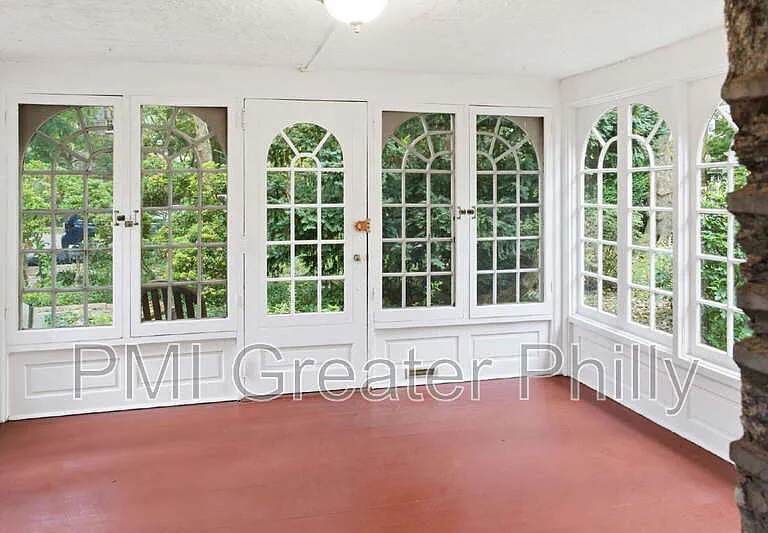 7127 Lincoln Dr — Photo 2