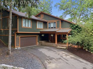7375 Parkwood Dr, Fenton, MI 48430