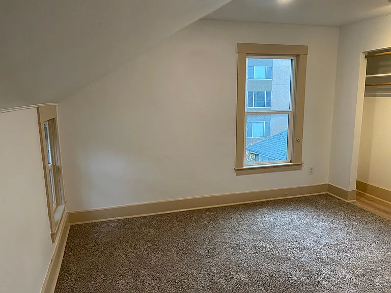 709 NE 43rd St — Photo 14