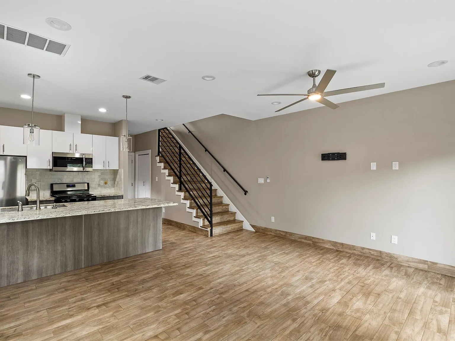 3 bed, 2.5 bath, 1339 sqft, $2,200 — Photo 4