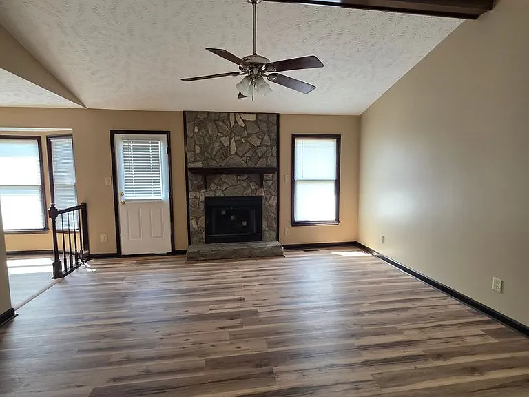 513 Roundtree Dr — Photo 4