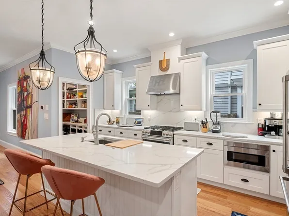 85-85A Munroe St #1, Somerville, MA 02143