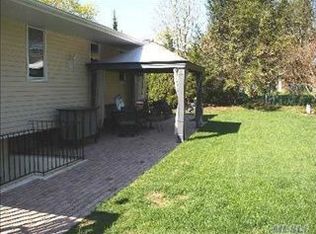 12 Spinner Ln, Commack, NY 11725