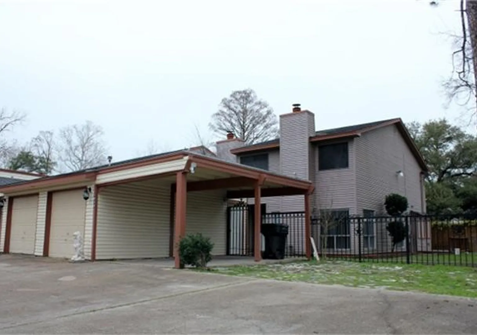 Totally updated townhome, Laminate Floor living room. New Kitchen with granite counter top. Gated... — Photo 1