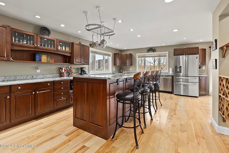 5th image of 88 Colonial Road
