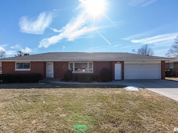 916 E Emerson St, Morton, IL 61550