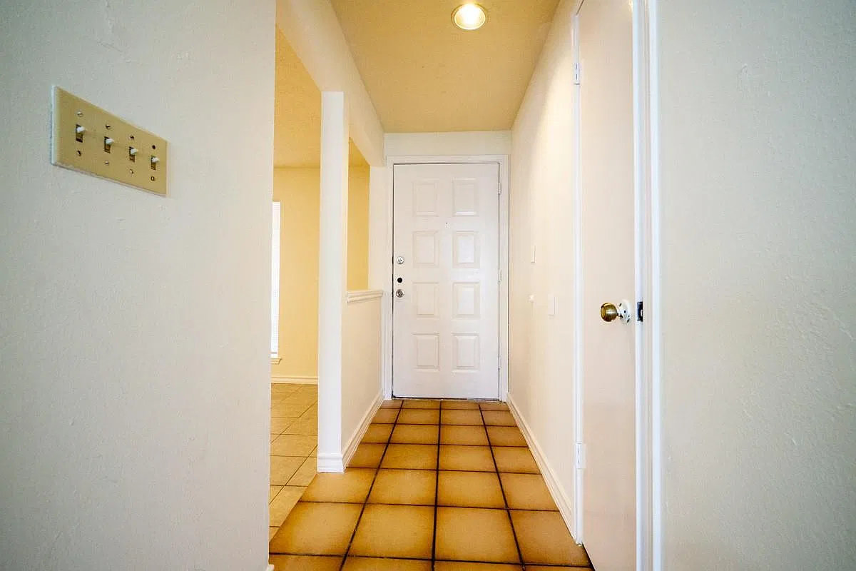 3 bed, 2.0 bath, 1223 sqft, $1,700 — Photo 3