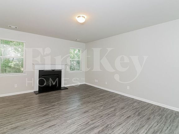 5th image of 305 Pinewood Dr