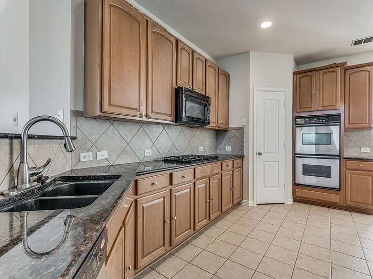 1901 Templegate Dr — Photo 5