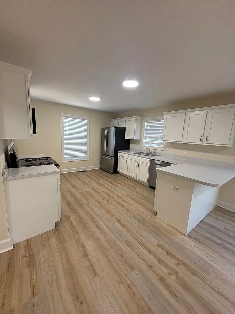 New 5 bed/5 bath with a pool!! — Photo 2
