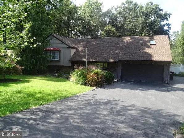75 Laurel Dr, Fayetteville, PA 17222
