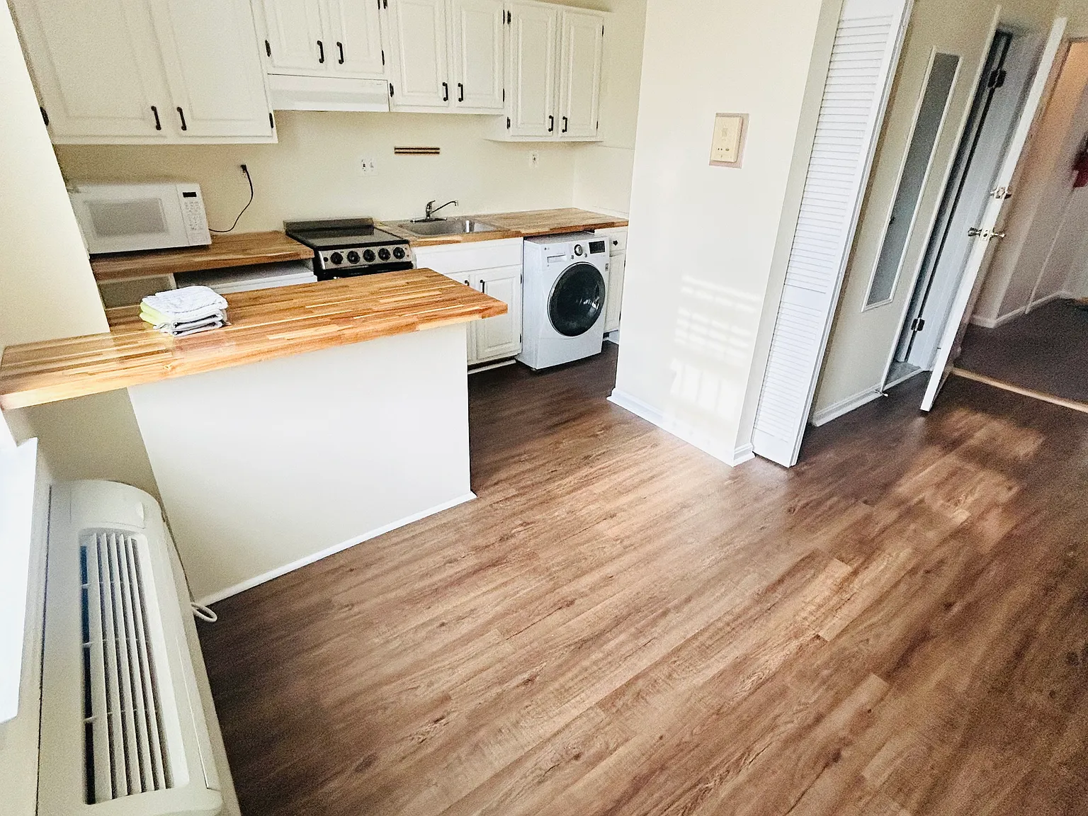 Studio, 300 sqft, $1,950 — Photo 3