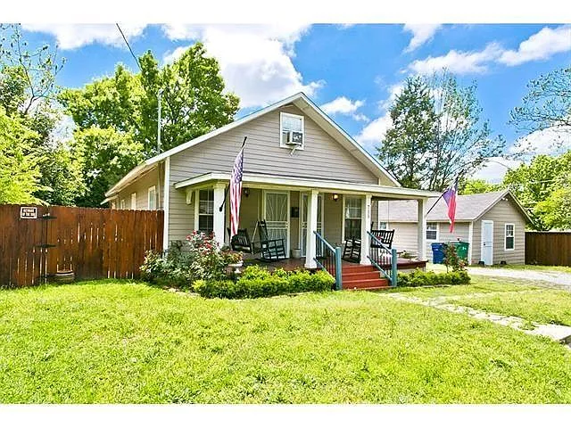 Front from left side - 715 W Walker St