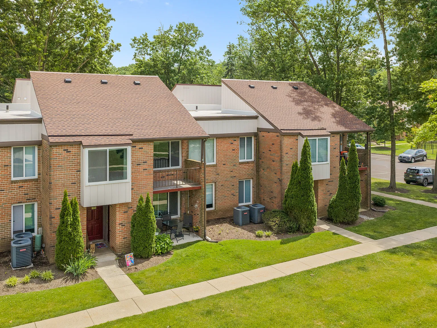 Metropolitan Tareyton Estates — Photo 1