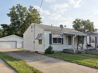 8 S Hampton Ct, Newton, IA 50208
