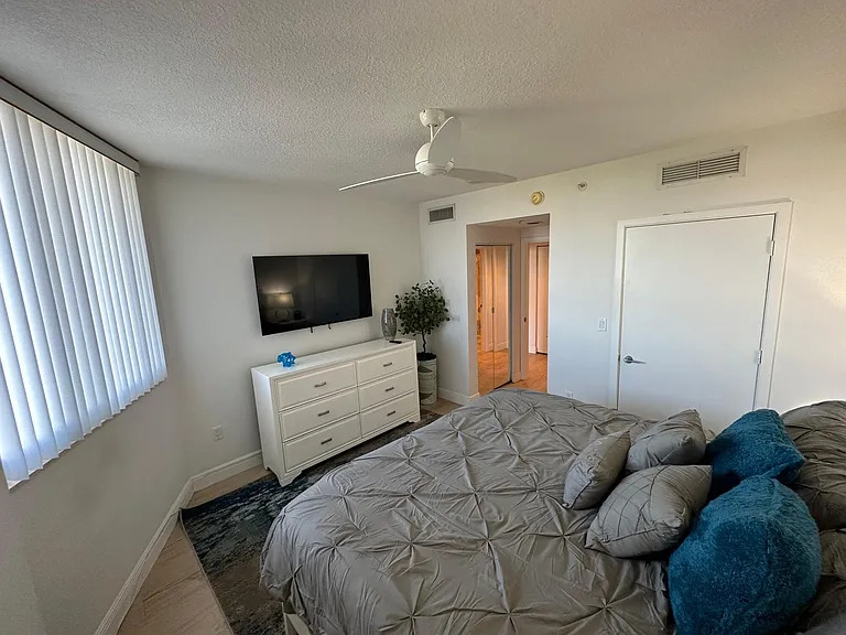 1551 N Flagler Dr #708 — Photo 14